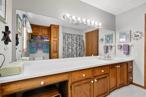 Bath - 2611 N Nicholas St, Appleton, WI 54914 photo 10 of 11