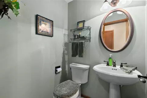Bath - 2611 N Nicholas St, Appleton, WI 54914 photo 3 of 11