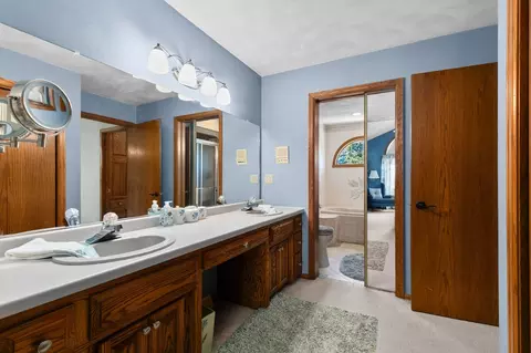 Bath - 2611 N Nicholas St, Appleton, WI 54914 photo 4 of 11