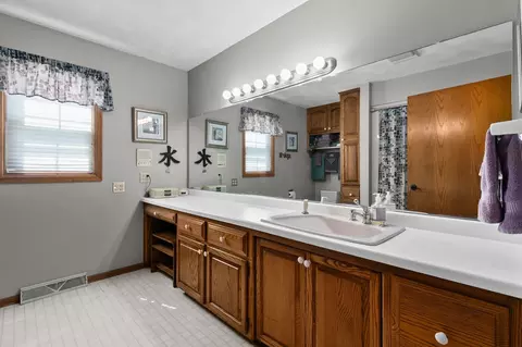 Bath - 2611 N Nicholas St, Appleton, WI 54914 photo 8 of 11