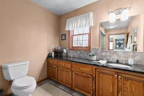 Bath - 2611 N Nicholas St, Appleton, WI 54914 photo 2 of 11