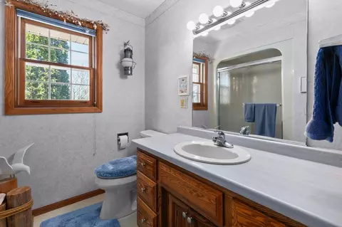 Bath - 2611 N Nicholas St, Appleton, WI 54914 photo 7 of 11
