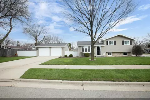 1021 Apple Blossom Dr, Neenah, WI 54956