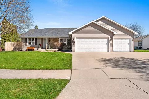 512 Applewood Dr, Kimberly, WI 54136