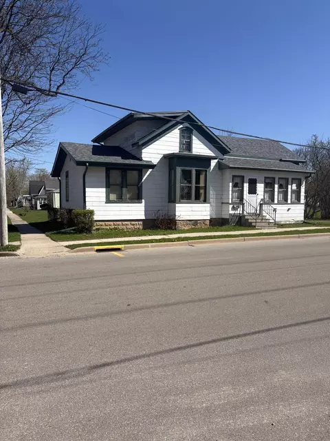 233 W Larrabee St, Omro, WI 54963