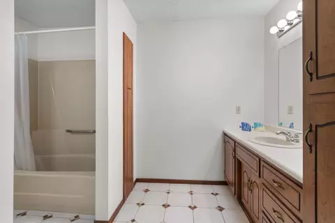 Bath - 10 N Kurt Ave, Appleton, WI 54913 photo 3 of 3