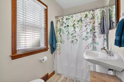 Bath - 106 W Parkway Blvd, Appleton, WI 54911 photo 2 of 3