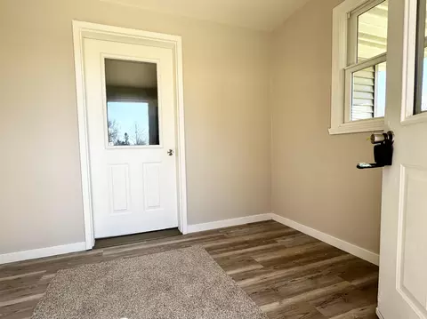 Entry Way - 930 E Dall St, Shawano, WI 54166 photo 2 of 2
