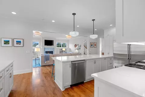 Kitchen - 2324 E Highpond Xing, Appleton, WI 54913 photo 7 of 10