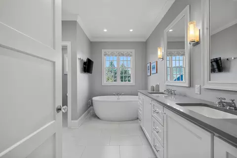 Bath - 2324 E Highpond Xing, Appleton, WI 54913 photo 2 of 10