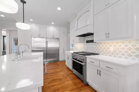 Kitchen - 2324 E Highpond Xing, Appleton, WI 54913 photo 5 of 10