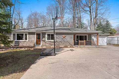 1810 Wood Ln, Green Bay, WI 54304