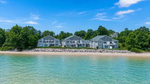 2614 Lake St, Algoma, WI 54201