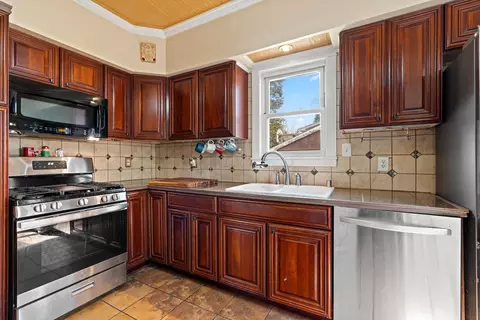 Kitchen - 920 N Kin St, Appleton, WI 54911 photo 3 of 4