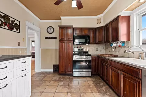 Kitchen - 920 N Kin St, Appleton, WI 54911 photo 2 of 4