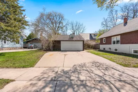 Exterior - 920 N Kin St, Appleton, WI 54911 photo 7 of 9