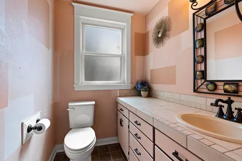 Bath - 920 N Kin St, Appleton, WI 54911 photo 2 of 5