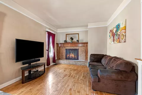 Living - 920 N Kin St, Appleton, WI 54911 photo 1 of 3