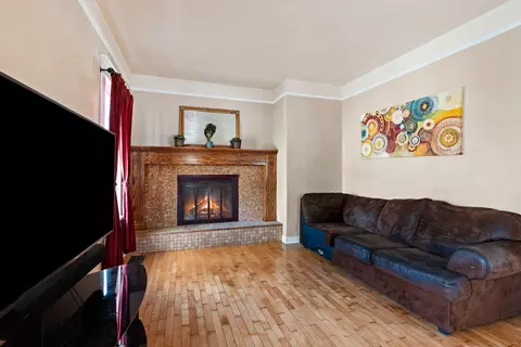Living - 920 N Kin St, Appleton, WI 54911 photo 2 of 3