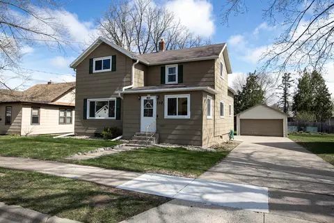 110 10th St, Clintonville, WI 54929