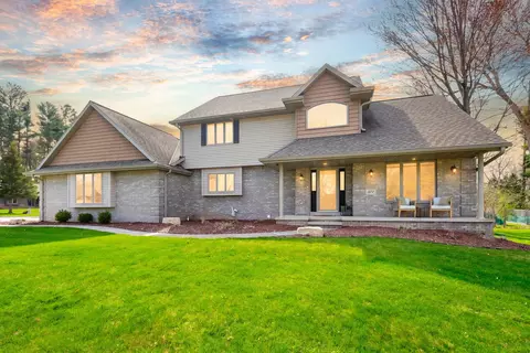 377 Riverwood Ln, Green Bay, WI 54313