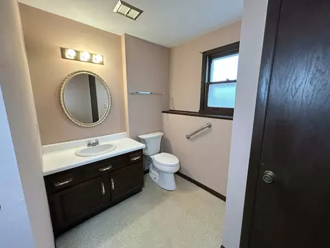 Bath - 1220 E Roeland Ave, Appleton, WI 54915 photo 1 of 2