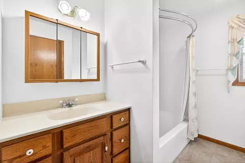 Bath - 4665 Edgewood Dr, Appleton, WI 54913 photo 4 of 6