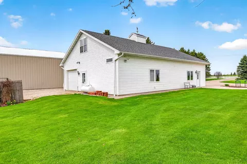 Exterior - 4665 Edgewood Dr, Appleton, WI 54913 photo 2 of 9