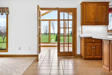Entry Way - 4665 Edgewood Dr, Appleton, WI 54913 photo 3 of 4