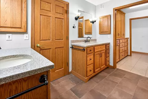 Bath - 4665 Edgewood Dr, Appleton, WI 54913 photo 3 of 6