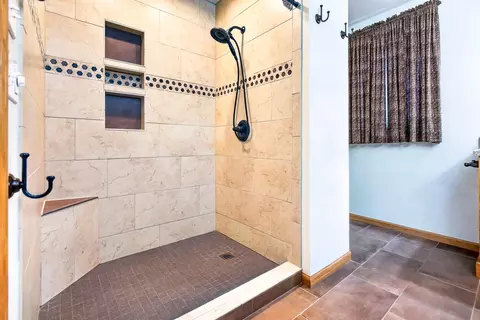 Bath - 4665 Edgewood Dr, Appleton, WI 54913 photo 2 of 6