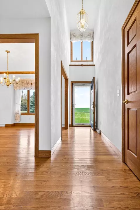 Entry Way - 4665 Edgewood Dr, Appleton, WI 54913 photo 2 of 4