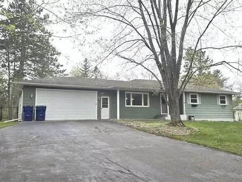 n2621 Woodland Circle, Waupaca, WI 54981