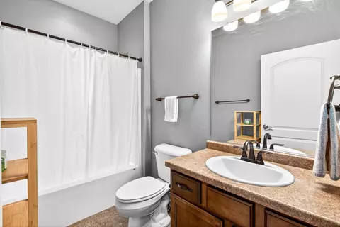 Bath - 2104 E Milestone Dr, Appleton, WI 54913 photo 3 of 4