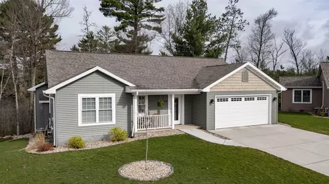 564 Hart Ct, Waupaca, WI 54981