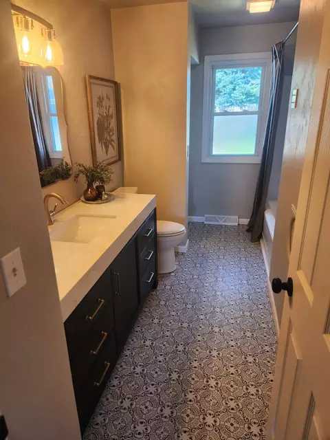 Bath - 319 S Midpark Dr, Appleton, WI 54915 photo 1 of 2