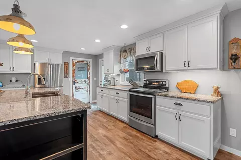 Kitchen - 5000 N French Rd, Appleton, WI 54913 photo 5 of 8