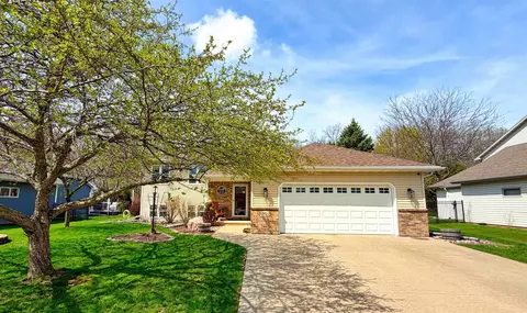 90 Rolling Green Cir, Oshkosh, WI 54904