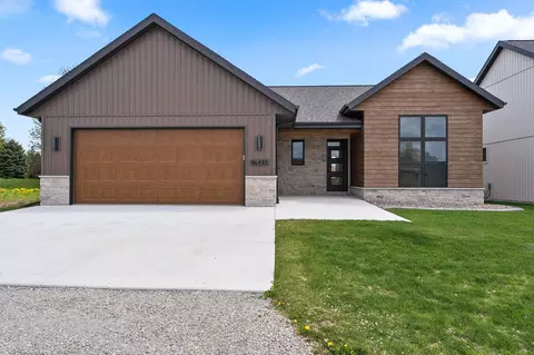 435 Riverview Ridge Pl, Combined Locks, WI 54113