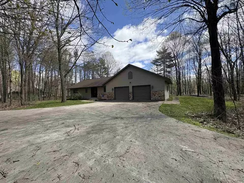 w9221 Amber Lane, Clintonville, WI 54929