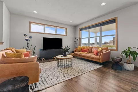 Living - 4647 N Cherryvale Ave, Appleton, WI 54913 photo 2 of 7