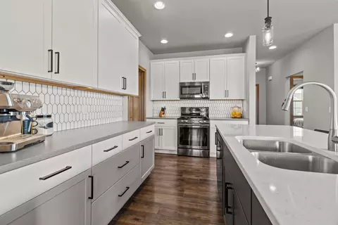 Kitchen - 4647 N Cherryvale Ave, Appleton, WI 54913 photo 5 of 9