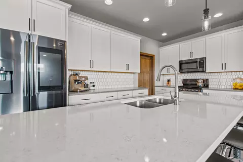 Kitchen - 4647 N Cherryvale Ave, Appleton, WI 54913 photo 4 of 9