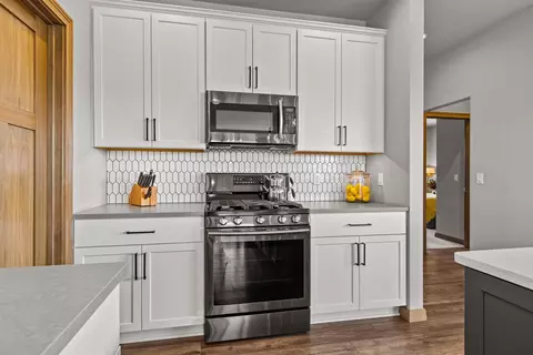 Kitchen - 4647 N Cherryvale Ave, Appleton, WI 54913 photo 7 of 9