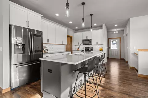 Kitchen - 4647 N Cherryvale Ave, Appleton, WI 54913 photo 3 of 9