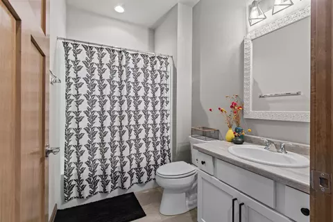 Bath - 4647 N Cherryvale Ave, Appleton, WI 54913 photo 1 of 6