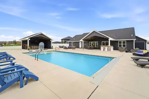 594 Prairie Gardens Ln, Pulaski, WI 54162