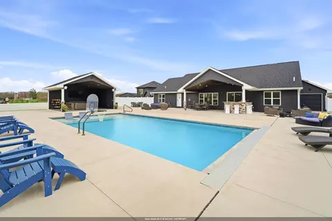 594 Prairie Gardens Ln, Pulaski, WI 54162