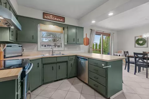 Kitchen - 3008 E Killdeer Ln, Appleton, WI 54915 photo 3 of 4
