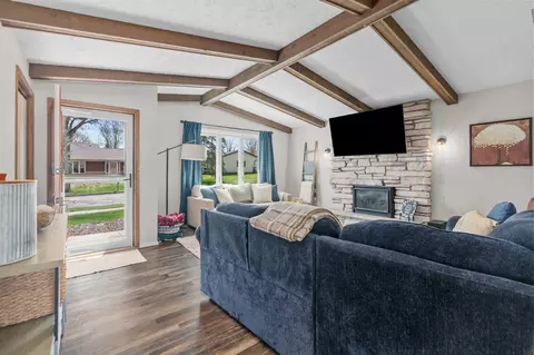 Living - 3008 E Killdeer Ln, Appleton, WI 54915 photo 5 of 6